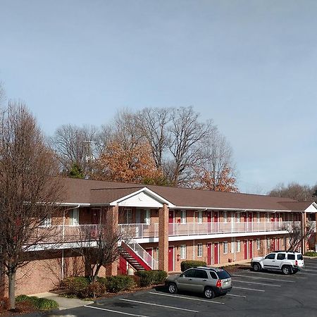 Affordable Suites Шарлотсвилл Экстерьер фото